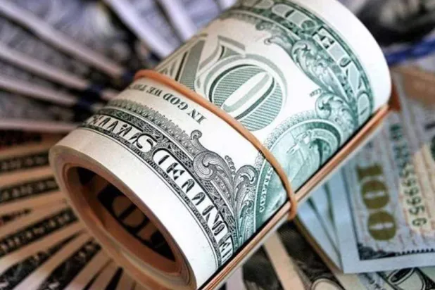 رزمة من الدولارات الأميركية من فئة 100 دولار (رويترز)