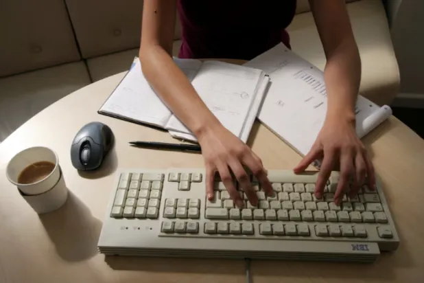 ظهور أدوات الذكاء الاصطناعي التوليدية سمح بإنتاج تقييمات مزيفة للمنتجات والصفحات الموجودة على الإنترنت (رويترز)