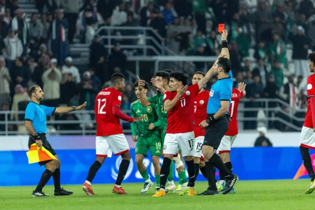 حالة طرد للاعب منتخب اليمن رامي الوسماني (تصوير: محمد المانع)