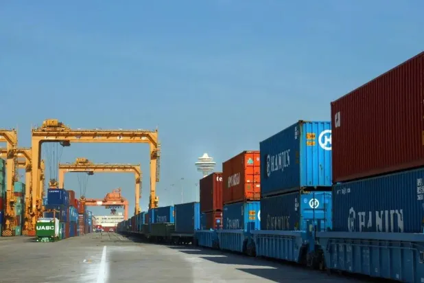 حاويات في ميناء الملك عبد العزيز بالدمام (واس)