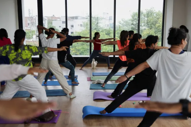 أشخاص يمارسون رياضة اليوغا (رويترز)