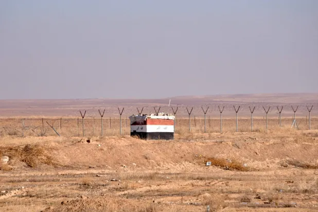 برج مراقبة تابع للجيش العراقي لجزء من الحدود العراقية مع سوريا التي يبلغ طولها 600 كيلومتر (أ.ف.ب)