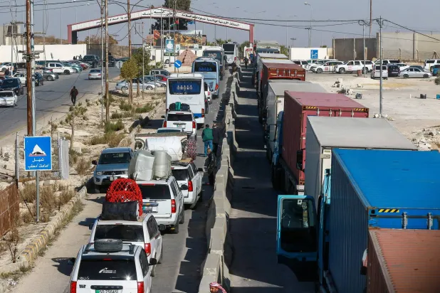 شاحنات وسيارات تنتظر العبور إلى سوريا عبر معبر جابر - نصيب الحدودي 19 ديسمبر 2024 (أ.ف.ب)