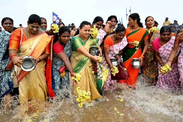 نساء ينثرن الورد في خليج البنغال بادرةَ احترامٍ لضحايا «تسونامي» المحيط الهندي عام 2004 في الذكرى الـ20 للكارثة على شاطئ باتيناباكام في تشيناي - الهند 26 ديسمبر 2024 (رويترز)