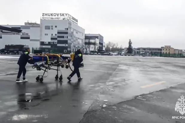 صورة من مقطع فيديو تُظهر رجال إنقاذ ينقلون راكباً مصاباً بعد تحطم طائرة «الخطوط الجوية الأذربيجانية» بالقرب من مدينة أكتاو الكازاخستانية... الصورة بمطار «زوكوفسكي» خارج موسكو يوم 26 ديسمبر 2024 (أ.ب)