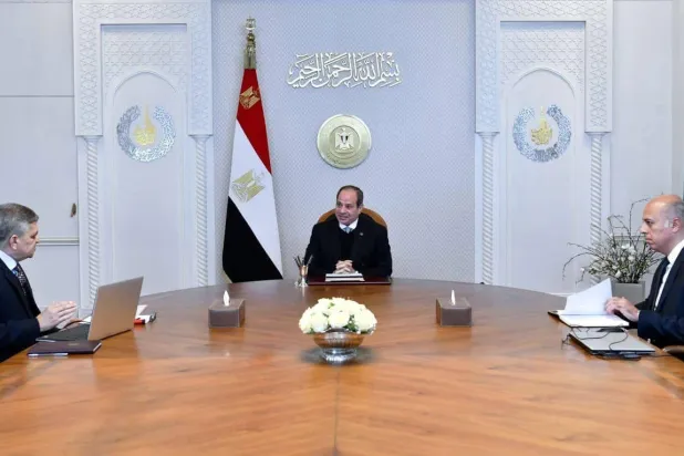 اجتماع الرئيس المصري مع رئيس هيئة قناة السويس (الرئاسة المصرية)
