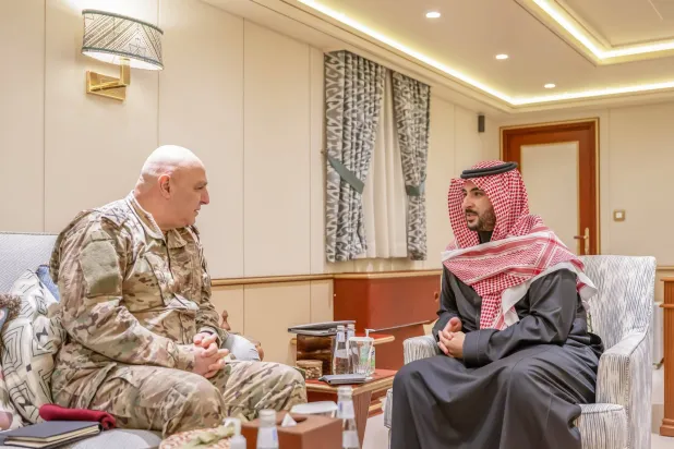 الأمير خالد بن سلمان لدى لقائه العماد جوزيف عون (وزارة الدفاع السعودية)