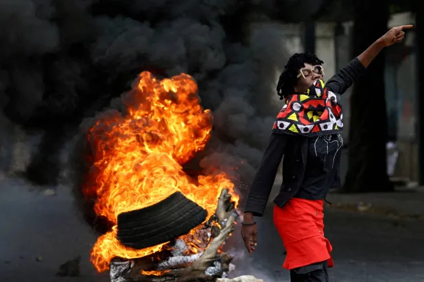 جانب من الاحتجاجات التي قامت بها المعارضة عقب الإعلان عن فوز حزب فريليمو الحاكم في الانتخابات التي جرت في 9 أكتوبر (رويترز)