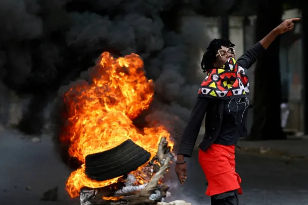 İktidardaki Frelimo partisinin 9 Ekim'de yapılan seçimlerde zafer ilan etmesinin ardından muhalefet tarafından gerçekleştirilen protestolardan (Reuters)