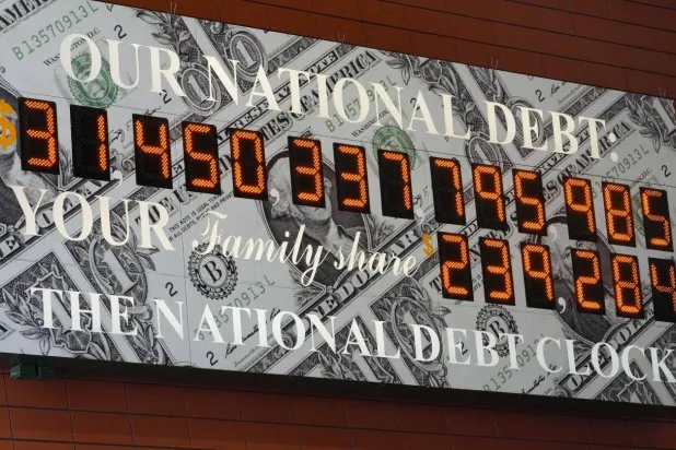 تعرض ساعة الدين الوطني إجمالي الدين الأميركي وحصة كل أسرة منه في مانهاتن بمدينة نيويورك (أ.ب)