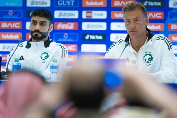 رينارد وأحمد الكسار في المؤتمر الصحافي (المنتخب السعودي)