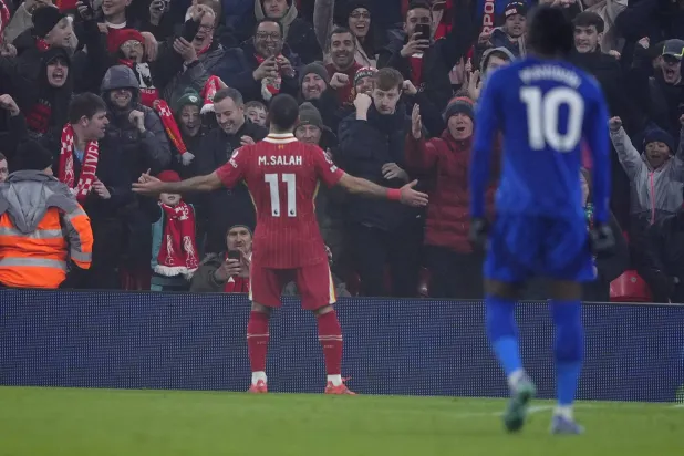 محمد صلاح يحتفل بهدفه في إيفرتون (د.ب.أ)