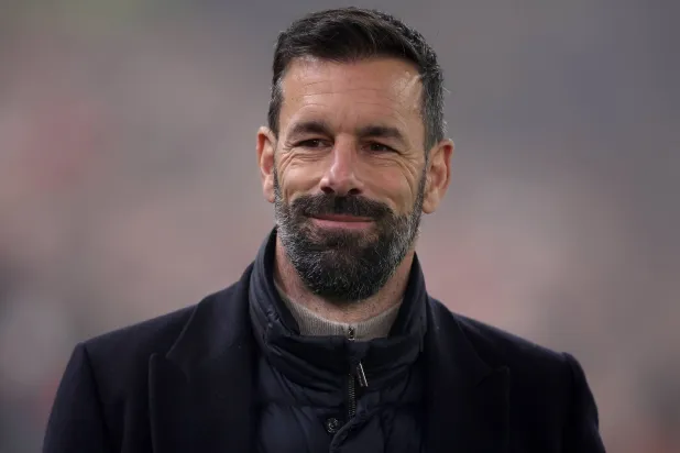 رود فان نيستلروي المدير الفني لفريق ليستر سيتي (إ.ب.أ)