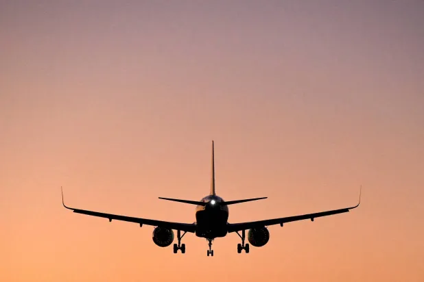 أعلنت الخطوط الجوية الأذربيجانية الجمعة تعليق رحلاتها إلى 7 مدن روسية لا سيما في منطقة القوقاز بعد تحطم طائرة تابعة لها في كازاخستان خلال رحلة بين باكو وجمهورية الشيشان الروسية (رويترز)