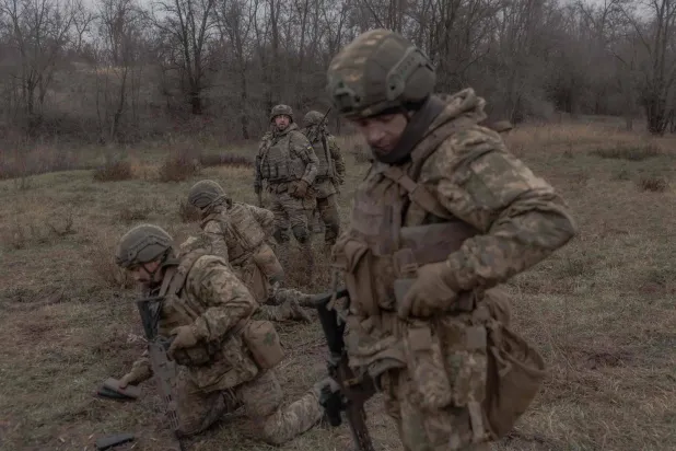 جنود أوكرانيون من كتيبة «دافنشي» خلال تدريب في منطقة دنيبروبيتروفسك في 12 ديسمبر 2024... وسط الغزو الروسي لأوكرانيا (أ.ف.ب)