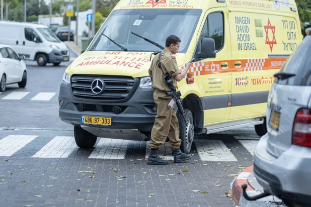 سيارة إسعاف في مكان طعن المسنّة الإسرائيلية بتل أبيب الجمعة (د.ب.أ)