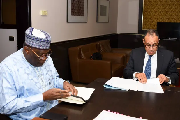 وزير خارجية مصر رفقة السكرتير التنفيذي لتجمع دول الساحل والصحراء أمس في إنجامينا (رئاسة مجلس الوزراء المصري)