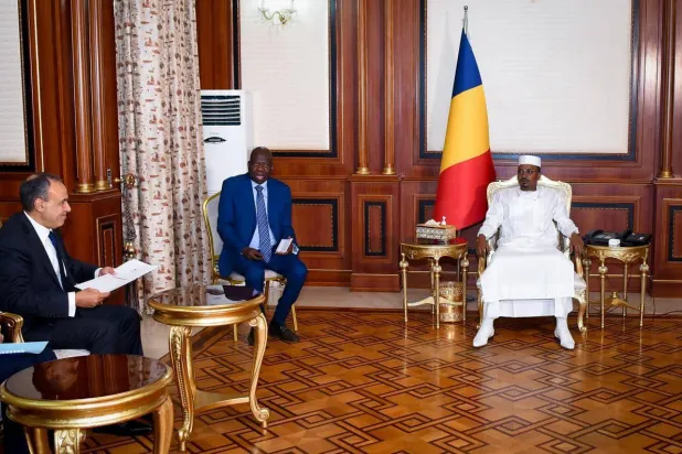 الرئيس التشادي إدريس ديبي خلال لقاء بدر عبد العاطي في إنجامينا (الخارجية المصرية)