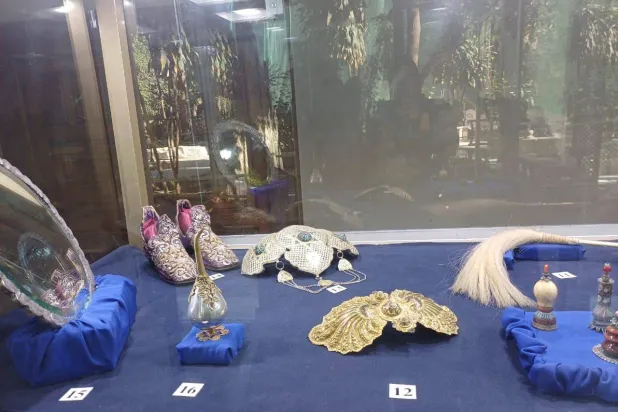 جانب من المعروضات الأثرية في معرض «كنوز المرأة» (وزارة السياحة والآثار)