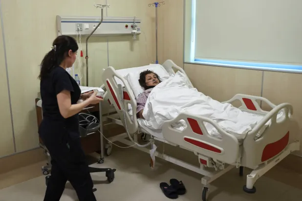 فافا شبانوفا ناجية من حادثة تحطم طائرة الخطوط الجوية الأذربيجانية في كازاخستان (رويترز)