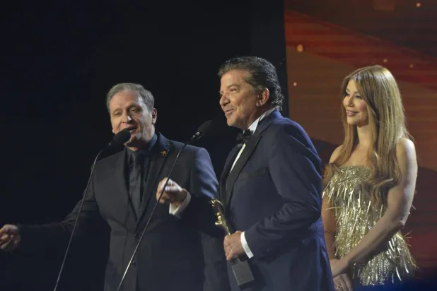 في حفل الـ{موركس دور} مع الشاعر نزار فرنسيس (وليد توفيق)
