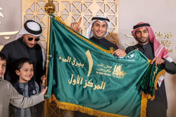 دبوس لحظة تتويجه (نادي الإبل)