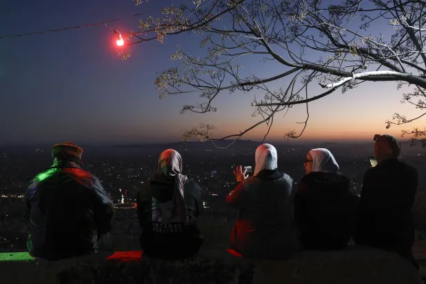 سوريون يتجمعون لمشاهدة دمشق «من فوق» قبل قاسيون (إ.ب.أ)