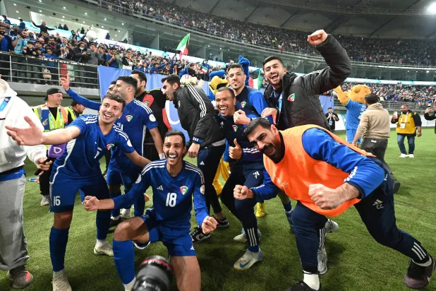 لاعبو الكويت يحتفلون ببلوغ نصف نهائي البطولة الخليجية (خليجي 26)