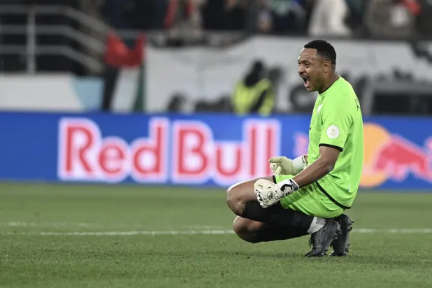 إبراهيم المخيني حارس مرمى منتخب عمان بعد التصدي للجزائية (خليجي26)