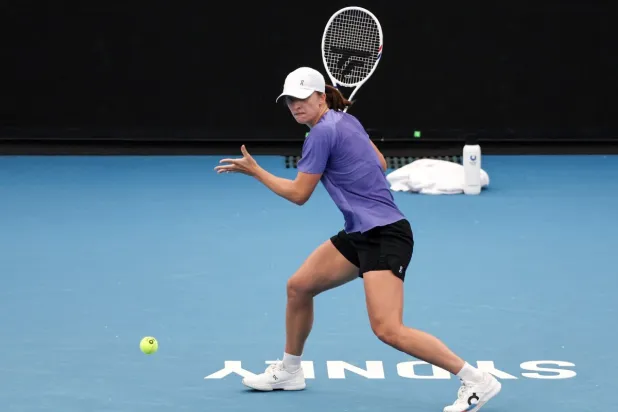 شفيونتيك خلال تدريباتها استعدادا لكأس يونايتد (أ.ف.ب)