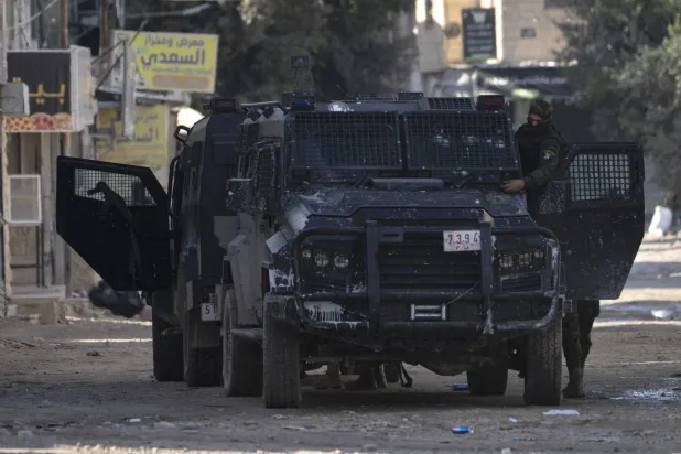 آلية لقوات الأمن الفلسطينية في مخيم جنين (أ.ب)