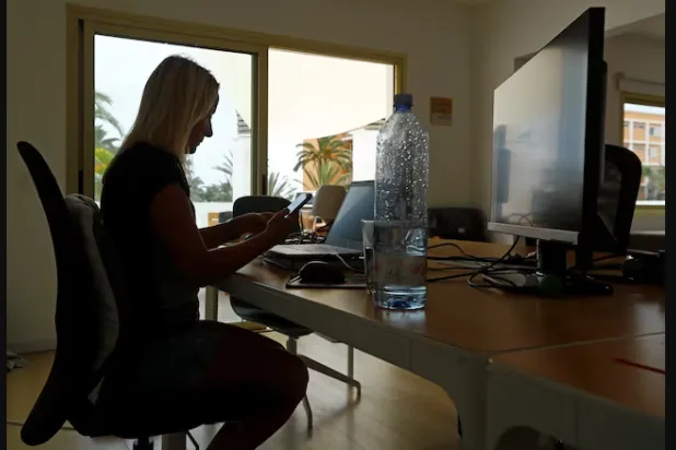 من بين الخصائص التي تبحث عنها الخبيرة في المرشح الطموح والإبداع (رويترز)