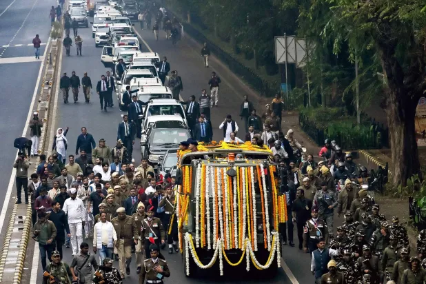 نعش مانموهان سينغ خلال الجنازة الوطنية في نيودلهي (أ.ف.ب)