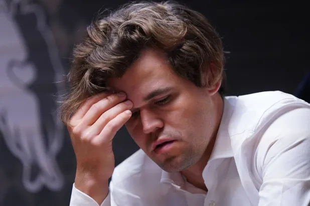 النرويجي ماغنوس كارلسين بطل العالم للشطرنج السريع (د.ب.أ)