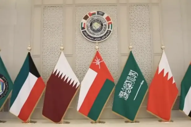 الخطط الإصلاحية والمخاطر المالية المنخفضة تُعزز الاستقرار الاقتصادي لدول الخليج