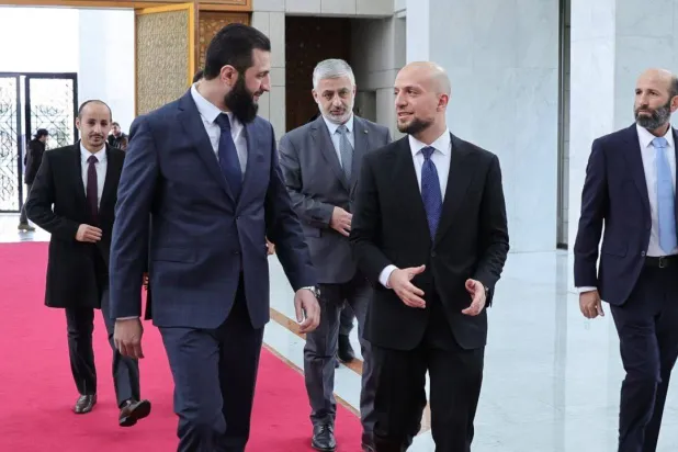 قائد الإدارة السورية الجديدة أحمد الشرع يستقبل وزير الدولة الليبي للاتصال والشؤون السياسية وليد اللافي في دمشق (القيادة العامة في سوريا عبر تلغرام)