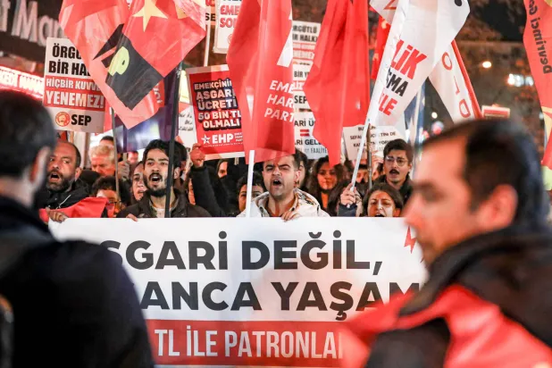 جانب من الاحتجاجات (د.ب.أ)