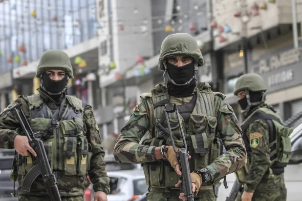 ضباط أمن فلسطينيون خلال مداهمة على مسلحين في مخيم جنين للاجئين (أرشيفية - د.ب.أ)