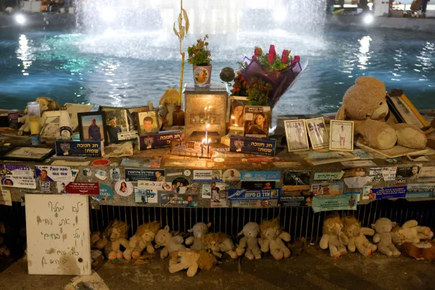 صور للإسرائيليين المحتجزين في غزة منذ هجمات 7 أكتوبر في ساحة ديزنغوف وسط تل أبيب في 26 ديسمبر 2024 (أ.ف.ب)