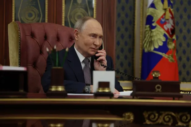 الرئيس الروسي فلاديمير بوتين يجري اتصالاً هاتفياً (الكرملين عبر تلغرام)