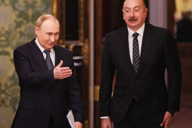 بوتين برفقة علييف في الكرملين 8 أكتوبر (رويترز)