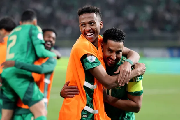 ناصر وسالم يحتفلان بالفوز الكبير على العراق (رويترز)