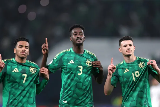 الحمدان والسلولي والجوير يحتفلون بالفوز المثير على العراق (رويترز)