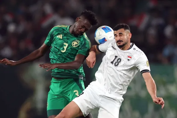 صراع على الكرة بين العراقي أيمن حسين والسعودي عون السلولي (رويترز)