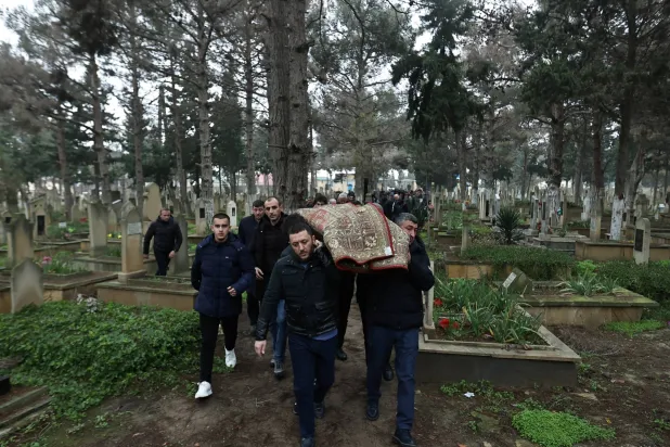 تشييع جثمان مراهق تُوفي في حادثة تحطم طائرة ركاب «إمبراير» في باكو 28 ديسمبر (رويترز)