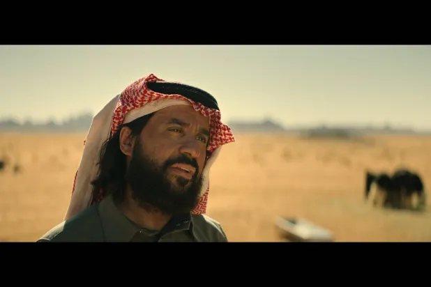 الممثل مشعل المطيري في مشهد من فيلم «هوبال» الذي يبدأ عرضه هذا الأسبوع (الشرق الأوسط)