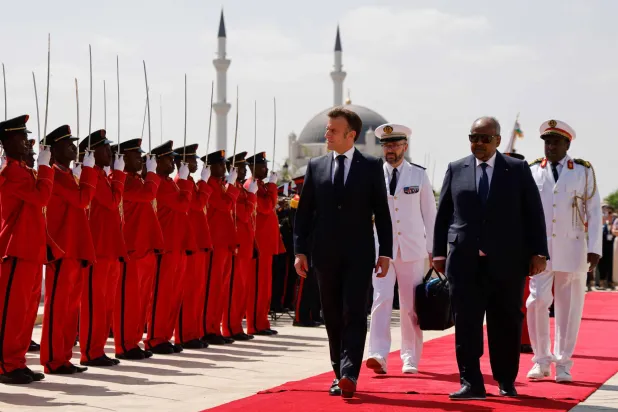 الرئيسان الجيبوتي والفرنسي يتفقدان القوات لدى زيارة الأخير بمناسبة أعياد الميلاد، في 21 ديسمبر (أ.ف.ب)