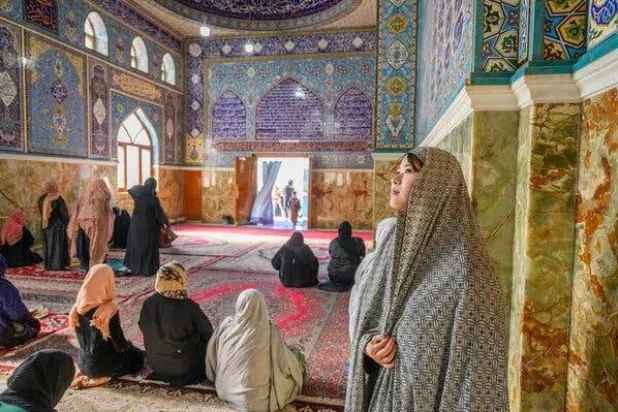 مارينو ساكاتا سائحة يابانية في ضريح ساكي شاه مردان في كابل كانت ترتدي تشادوراً أعارها إياه أحد الموظفين في الضريح (نيويورك تايمز)