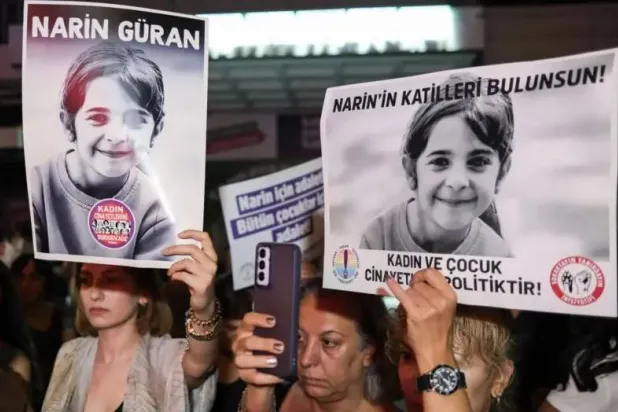 مظاهرة نسائية تطالب بالعثور على قاتل نارين وفرض أقصى العقوبة (إعلام تركي)