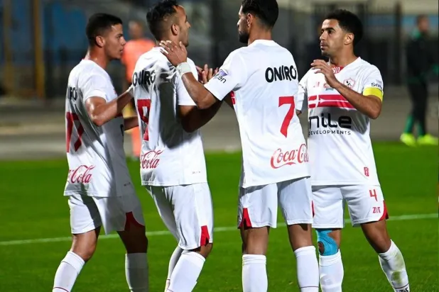 لاعبو الزمالك يحتفلون مع ناصر منسي بهدفه الأول في مرمى الاتحاد (نادي الزمالك)